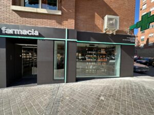 Exterior farmacia Menéndez. C/Padul, 7. Barrio de Orcasitas, Madrid