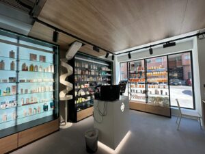 Interior de la farmacia Menéndes, en el barrio de Orcasitas, en Madrid