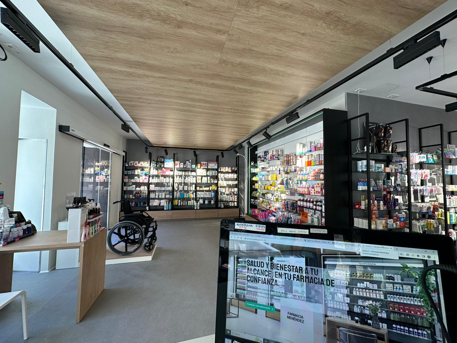 Interior farmacia Menéndez, en la c/Padul. 7. En Madrid