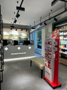 Farmacia Menéndez, en el barrio de Orcasitas, en Madrid