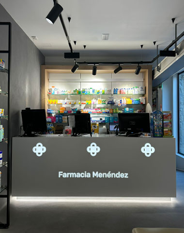 Farmacia Menéndez, en el barrio de Orcasitas de Madrid. Mostrador de atención al cliente